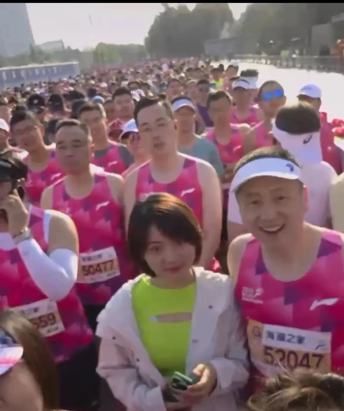 马拉松友谊赛上演强强对话，东城貔貅队读秒扳平塞外灰熊队，团队配合流畅；逆风翻盘的范本(背靠背马拉松啥意思啊)